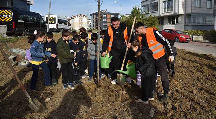 Atakumlu Çocuklar Fidanları Toprakla Buluşturdu
