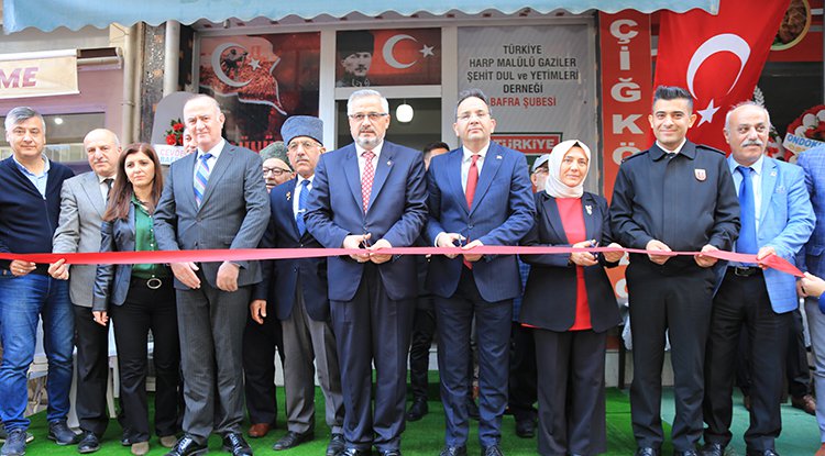 Bafra'da Şehit Aileleri Derneği dualarla açıldı