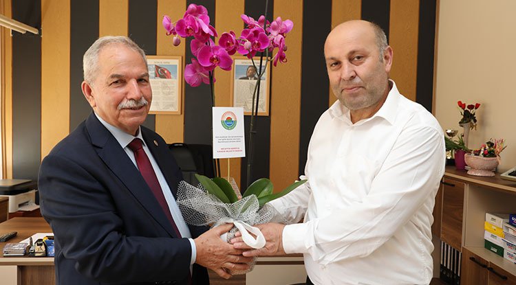 Başkan Demirtaş'tan öğretmenlere 104 çiçek