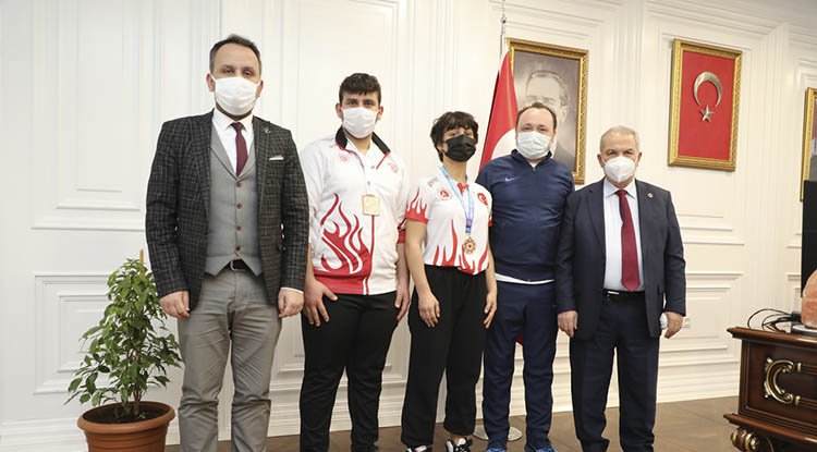 Başkan Demirtaş'tan şampiyonlara çeyrek altın