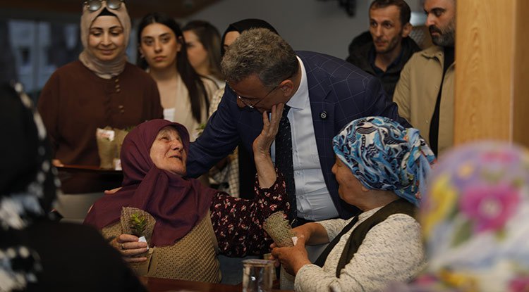 Başkan İhsan Kurnaz Anneleri Unutmadı