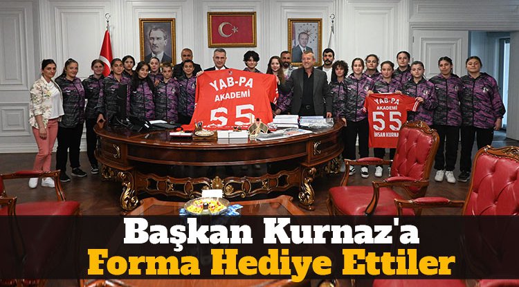 Başkan Kurnaz'a forma hediye ettiler