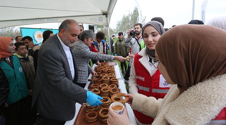 Başkan Sandıkçı’dan gençlere salep ve simit ikramı
