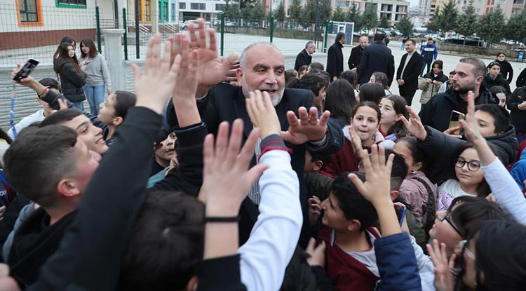 Başkan Sandıkçı'ya Sevgi Seli: Öğrencilerle İftarda Buluştu