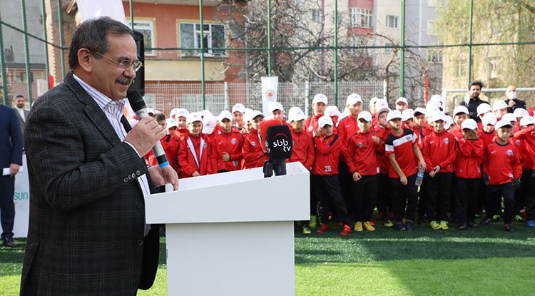 Büyükşehir'den Kökçüoğlu'na halı saha