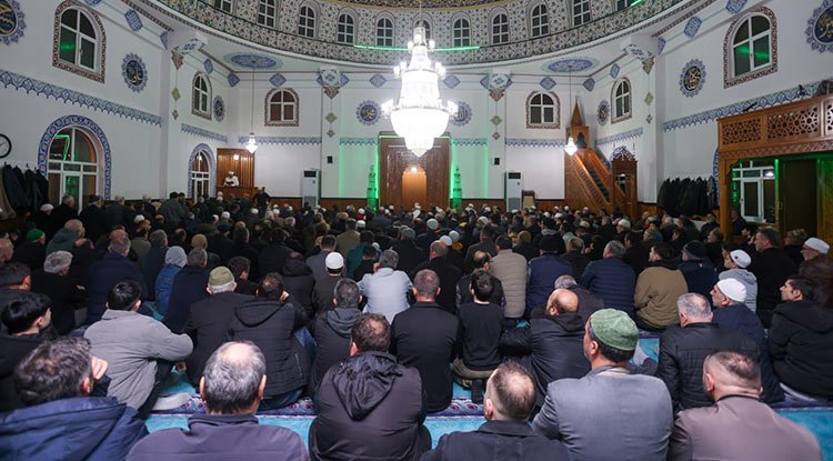 Canik'te Binler Kadir Gecesi'nde Ellerini Semaya Açtı
