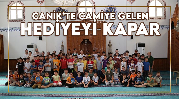Canik’te camiye gelen çocuklar hediyelerin sahibi olacak