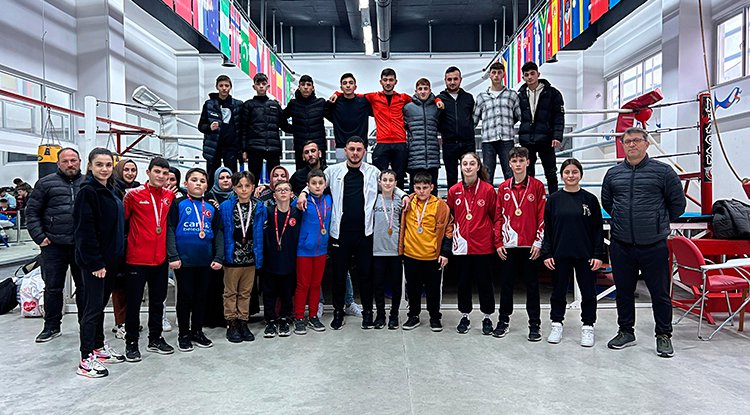 Canikli sporculardan gövde gösterisi