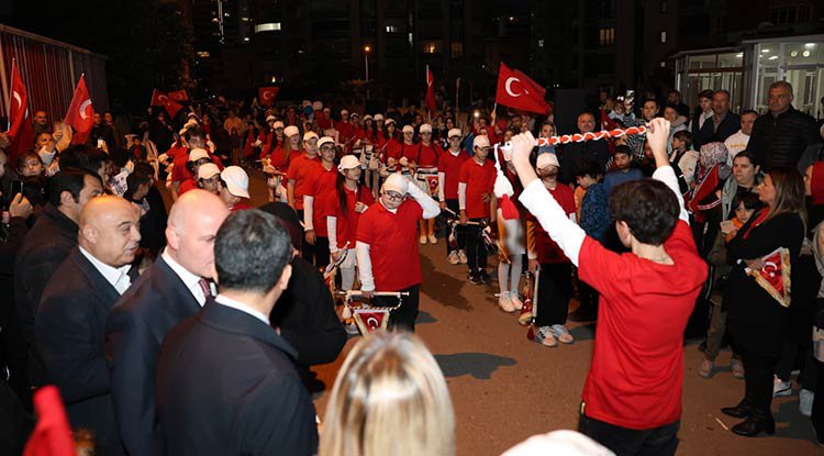 Derebahçe’de Büyük Coşku: Cumhuriyet'i binlerce kişi kutladı