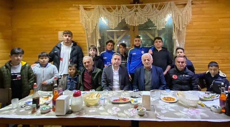 Gençler iftarda buluşuyor