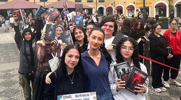 Gençler, imza gününde Bulvar AVM'de buluştu