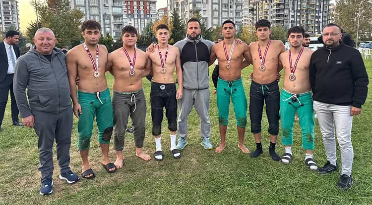 İlkadımlı güreşçiler başarıya doymuyor