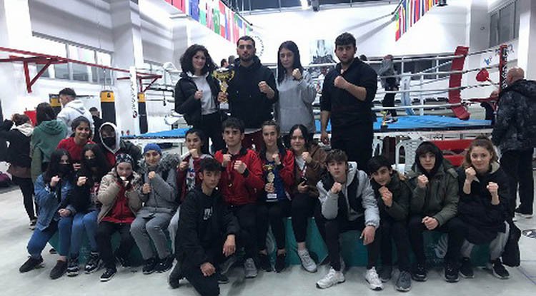 İlkadımlı sporcular Muaythai'de madalyaları kaptı