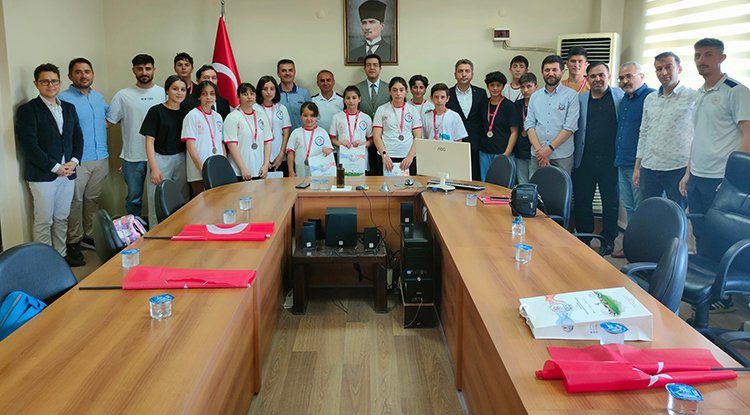 Kaymakam Burak Öz şampiyonları ağırladı