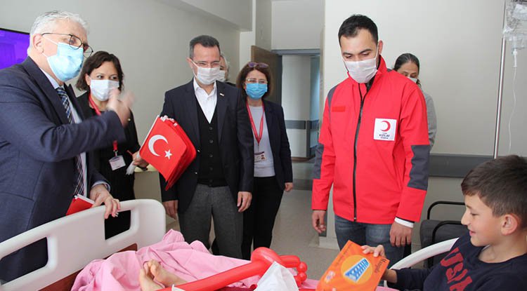 Kızılay'dan çocuklara oyuncak
