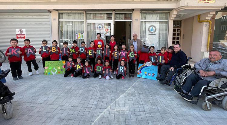 Miniklerden Sakatlar Derneği'ne ziyaret