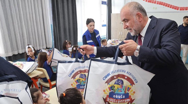 Okula başlayan öğrencilere çanta ve kırtasiye seti Canik'ten