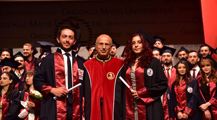 OMÜ Veteriner Fakültesi'nde mezuniyet coşkusu
