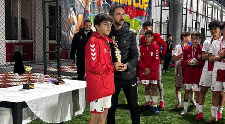 Sağ bekti, gol kralı oldu