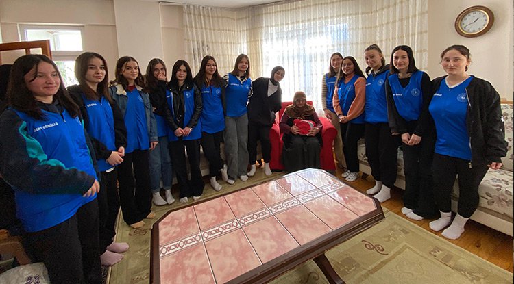 Salıpazarlı gençlerden şehit annesine vefa