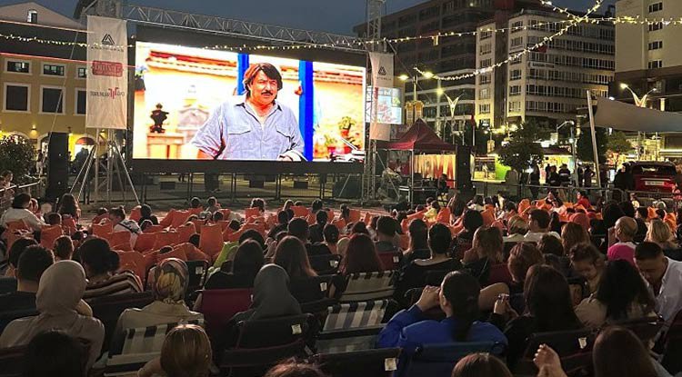 Samsun Bulvar AVM'de açık hava sinema ilgi görüyor