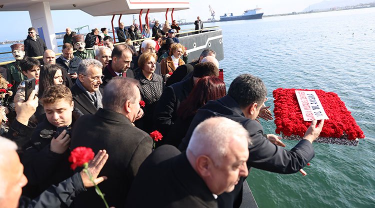 Samsun'da denize karanfil bıraktılar