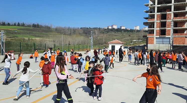 Samsun'da öğrenciler unutulmaya yüz tutan oyunları öğreniyor