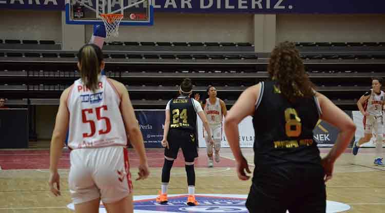 Samsun Zorlu Koleji rakip tanımıyor