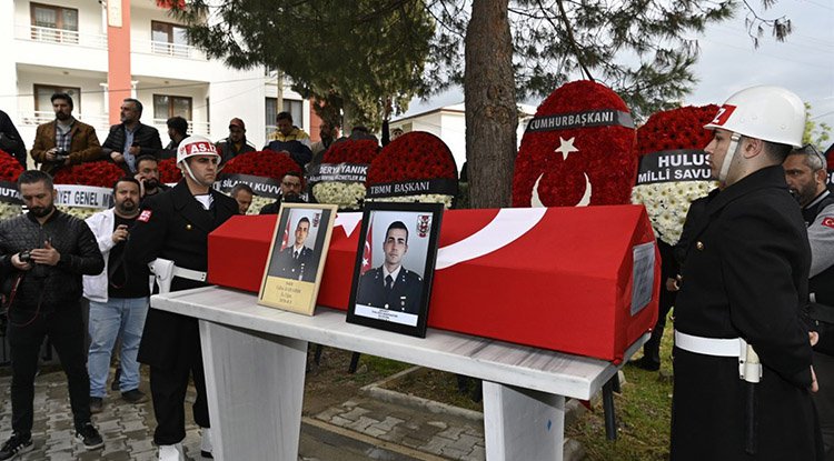 Şehidin cenaze namazını babası kıldırdı
