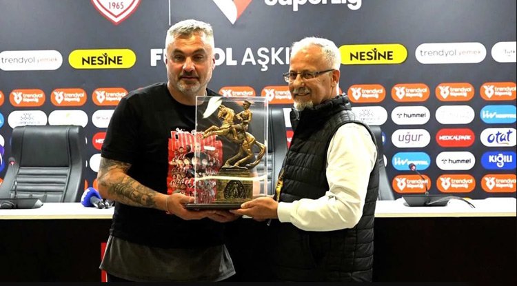 Thomas Reis’e Anlamlı Teşekkür Plaketi