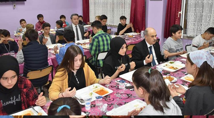 Vali Dağlı, öğrencilerle iftar açtı